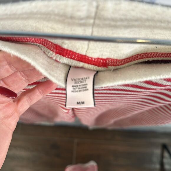 🎄 Victoria’s Secret Red and White Striped Christmas Pajamas - Sz Med - Picture 5 of 5
